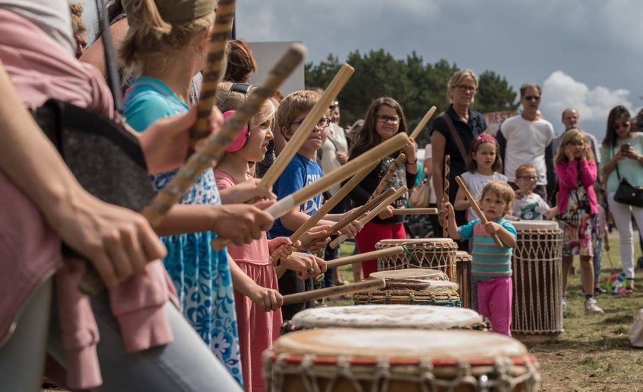 muzikale workshops voor festivals - leer doundoun spelen - instrumenten voor kinderen